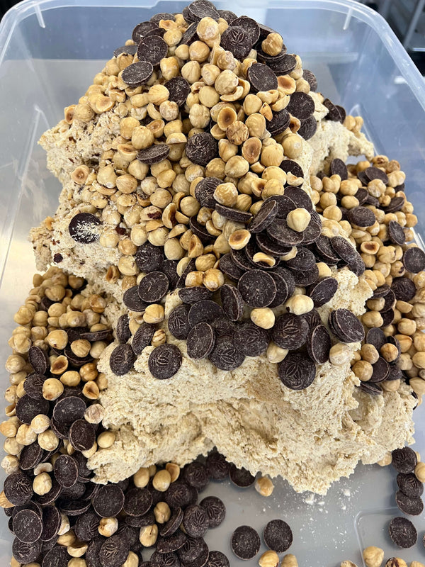 Veganer Cookie-Teig von Deichkeks mit ganzen Haselnüssen und dunklen Choba-Choba-Schokoladen-Callets vor dem Backen