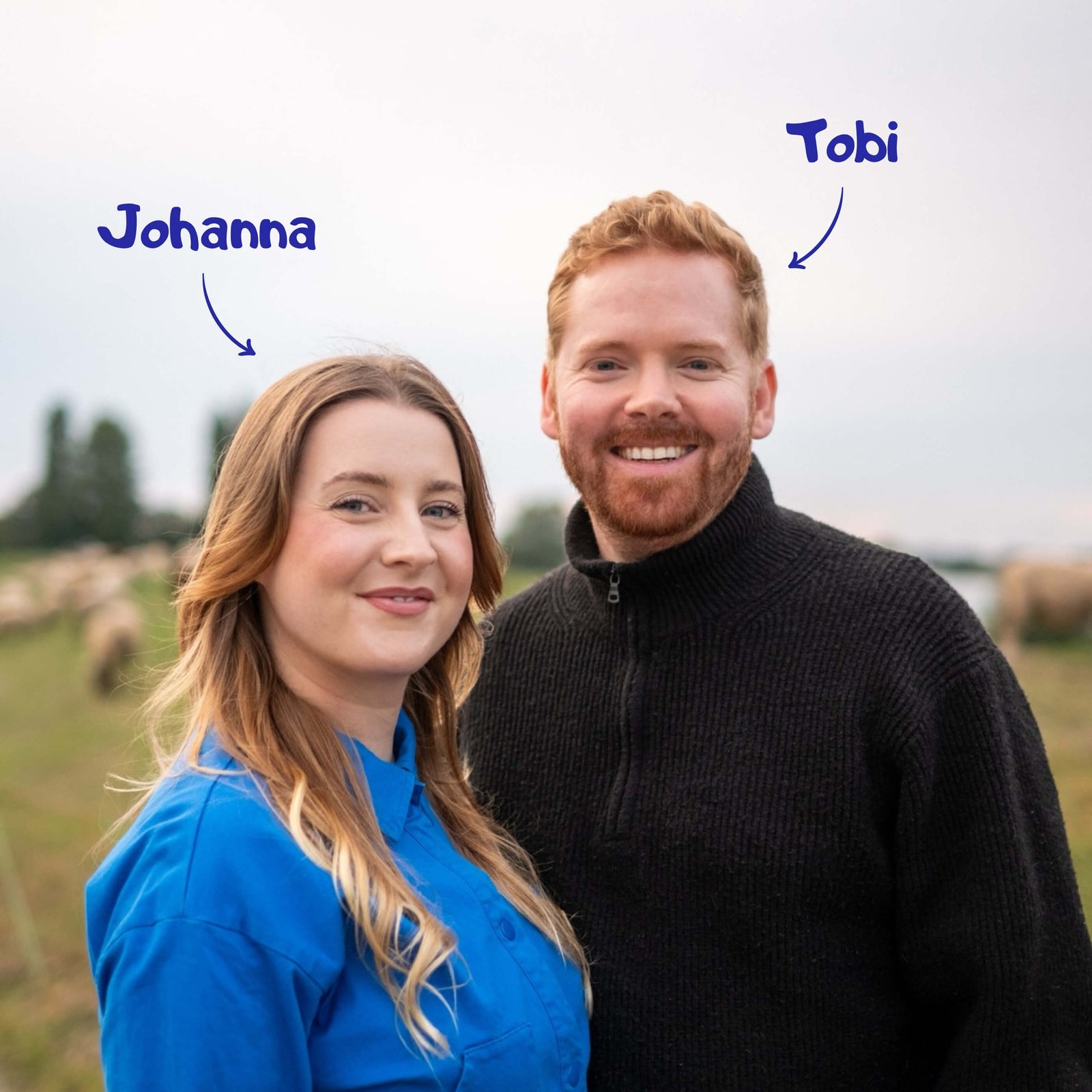 Johanna und Tobi, Gründer:innen von Deichkeks, auf einer Wiese im Norden Deutschlands